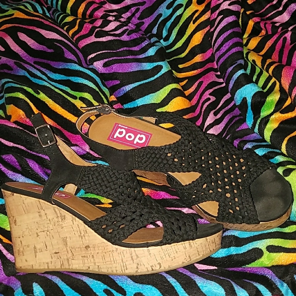 Black pop wedges